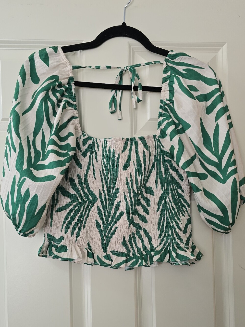 Leaf-Print Tropical Crop Top - Picture 2 of 4